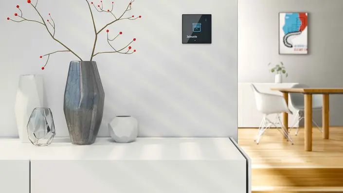 Der Leaflet HEMS auf einer Handfläche vor einem Berghintergrund